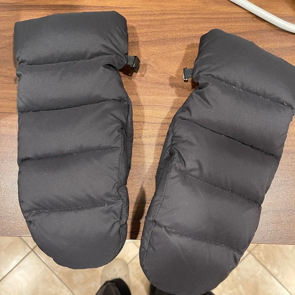 Aritzia the super puff mittens in black - Picture 3 of 3